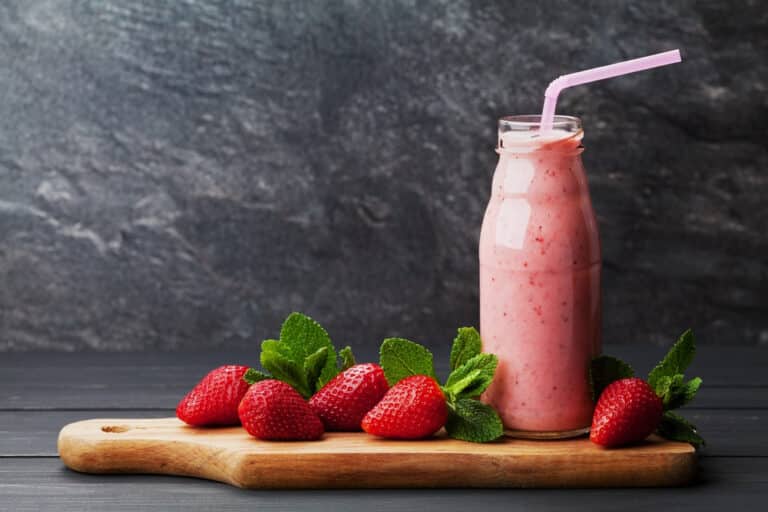 Energizing Strawberry Oatmeal Breakfast Smoothie